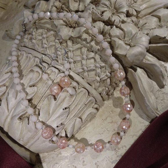 Handmade necklace/earring set in faceted pink with silver-plated findings - Picture 7 of 7